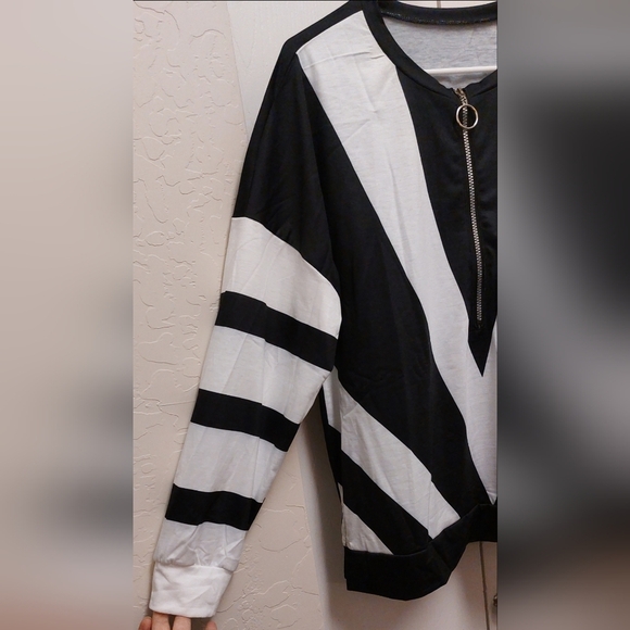 Black & White Pullover Top with Three Quarter Zip Size XL Boho Casual Retro - Picture 6 of 6
